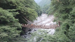 山間の流れる