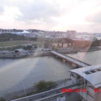 目の前は国場川と奥武山公園 です