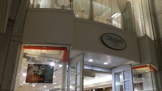 セール品もあり。店員さんのエプロンもレースでいっぱい。