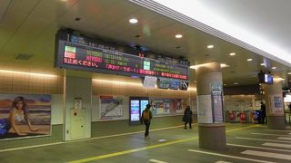 案外空いていて、横浜に行く時、混雑の東横線を避けて日吉までの利用もあり、です。