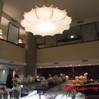 朝食会場の天井が高く、照明が暗めで夜の雰囲気