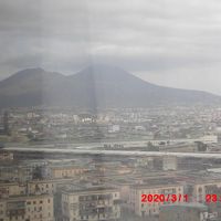 窓ガラスが曇っていて見えにくいですがベスビオ山です