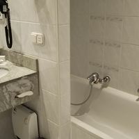 バスタブ付ですが、高さが低いです