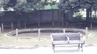 案内板や説明の施設が無ければ、猿楽古代住居跡とはわからない状態です。