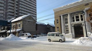 タイル張りの壁面