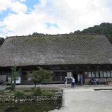 白川郷の合掌造りは大半が屋根の傾斜側が正面
