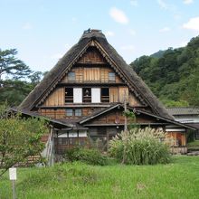 正面で無くても合掌造りはこの角度からの方が画になります