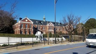 1910年に近衛師団司令部庁舎として建てられた