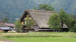 白川郷の合掌造りは正面が屋根の傾斜側に造られるそうです