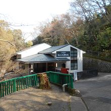 八幡宮山上駅舎