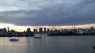 ゆりかもめ台場駅の近くにあり、レインボーブリッジ、東京タワー、自由の女神も見れました。