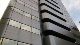 NTTコミュニケ－ションズ横浜西ビルの隣にあるSTビル