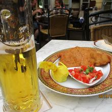 オーダーしたシュニッツェルとビール