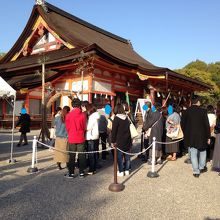 ”茅の輪”くぐりを待つ人達