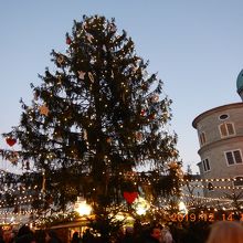 クリスマスマーケットと中央に鎮座するクリスマスツリー