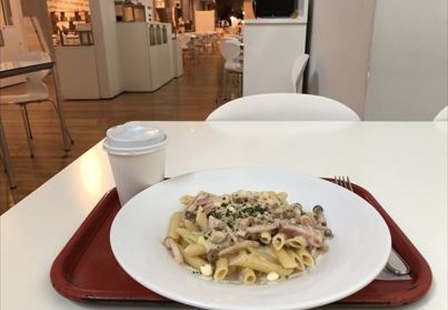 国立美術館地下にありまして、パスタ等いろいろ選べました。