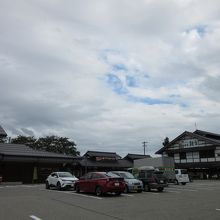 国道156号線と158号線の分岐点付近にあります