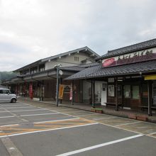 飲食店や土産物店が複数店舗あります