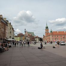 右：王宮　左：ジグムント3世の碑