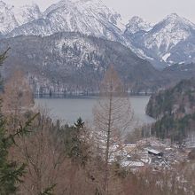 ノイシュヴァンシュタイン城の後ろに見える湖