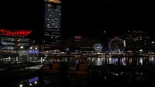 オープンエアのレストラン・カフェが並ぶ開放的なハーバー