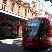 シドニーの街中を走る路面電車