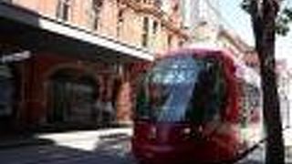 シドニーの街中を走る路面電車
