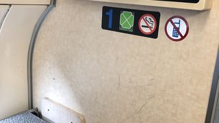 グリーン車には花の作品が展示されている