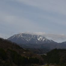山頂が雲に隠れた大山