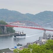 赤色の特色ある橋