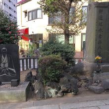 黒い石板と永倉新八の墓石