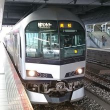 瀬戸大橋を通る快速列車