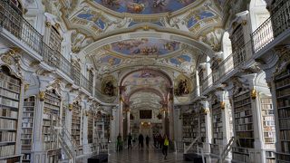 圧巻の修道院図書館