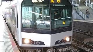 瀬戸大橋を通る本四連絡列車
