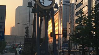 八重洲通り中央分離帯内