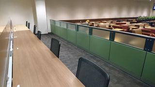 中は広いラウンジでした