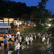 真夏の京の風物詩で、下鴨神社で行われたみたらしまつりに参加しました、水がひんやり冷たかったです。