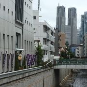 都会的なコンクリート神社