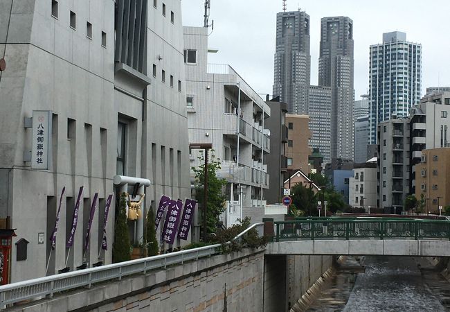 都会的なコンクリート神社