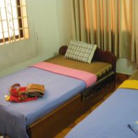 シングル個室。5USD／泊。 