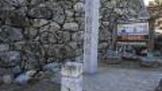 立派な石垣と桜