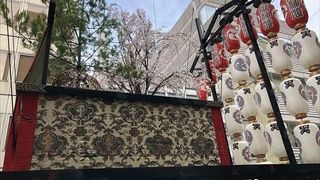 熱い夏で行う祭りで、山鉾をみるために行きました、この時は各店は特別メニューを出してくれて、とても楽しいです。