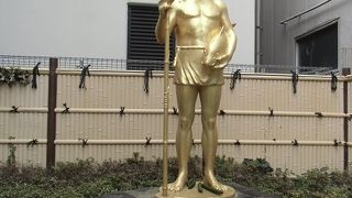 合羽橋道具街誕生９０年を記念した、全身金色のかっぱ像