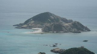 渡嘉敷島の阿波連ビーチから約１ｋｍの沖合にあるハナリ島