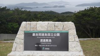 展望デッキから見える島々、様々な岩石や水平線が美しい景観を形作って絶景が広がっていました。