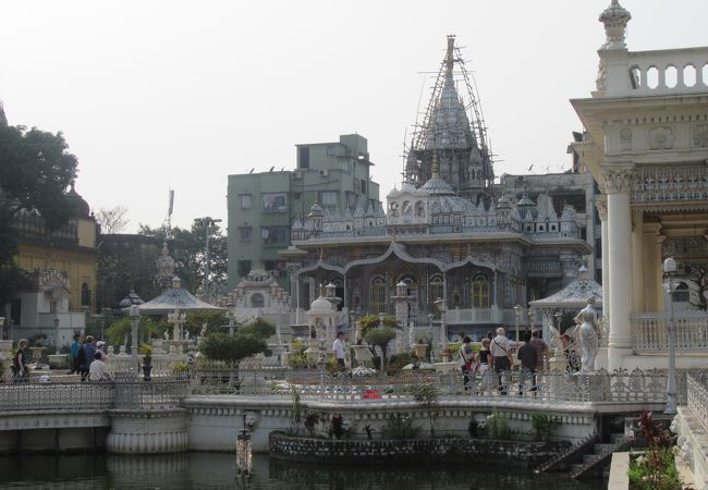 美しいジャイナ教寺院