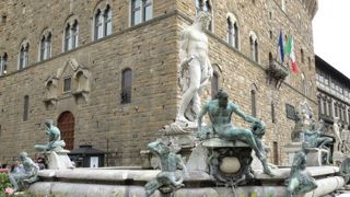 ヴェッキオ宮殿前