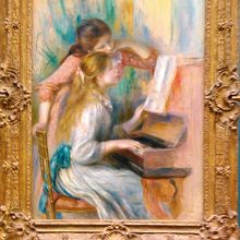 ピアノを弾く少女