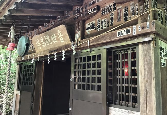 　吹割の滝の　上手、橋を超えるとあります。