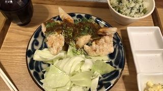 駅ビルの４階にありまして、内装はとてもシックで黒色を基調としていました。美味しいからあげをいただきました。